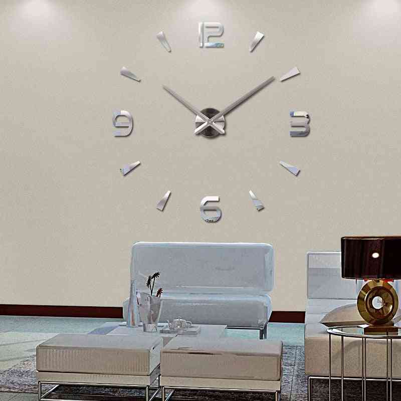 Nástěnné hodiny s moderním designem z křemenných hodinek