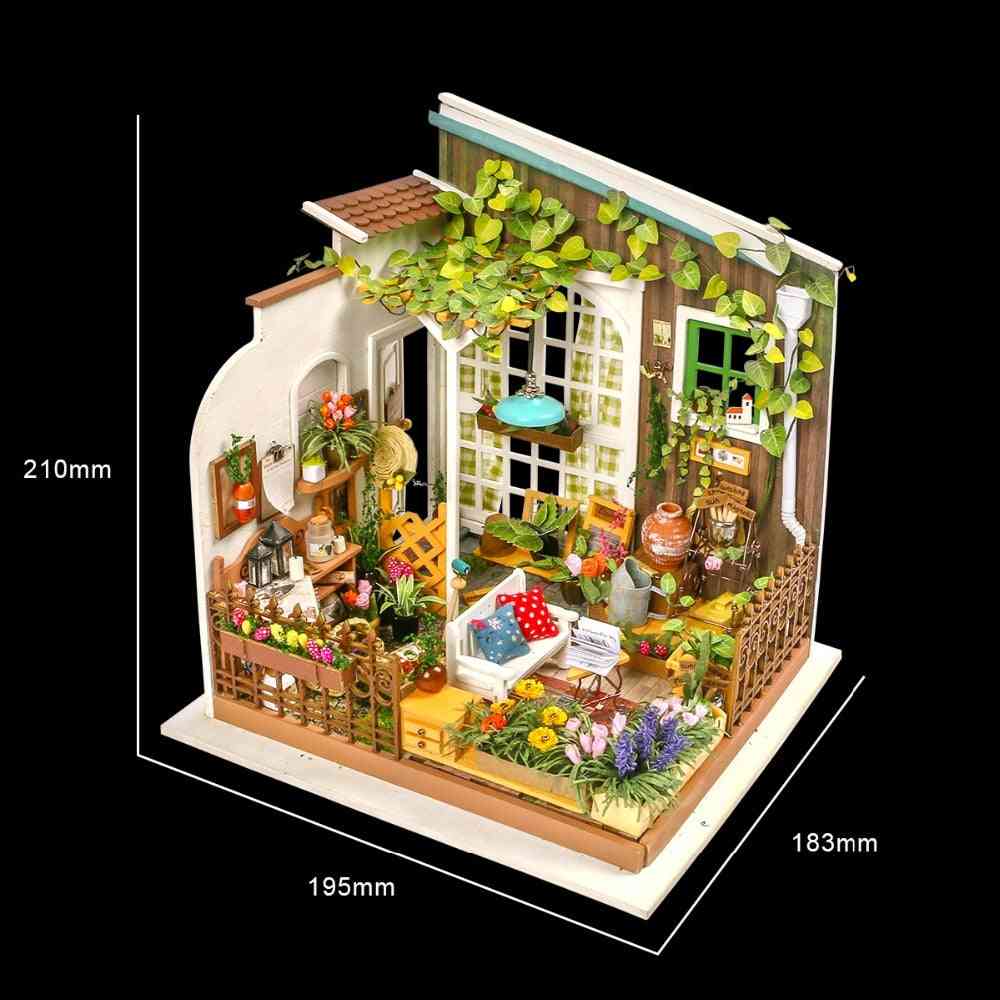 Model lesene hiške za lutke s hišnim mlinarskim vrtom