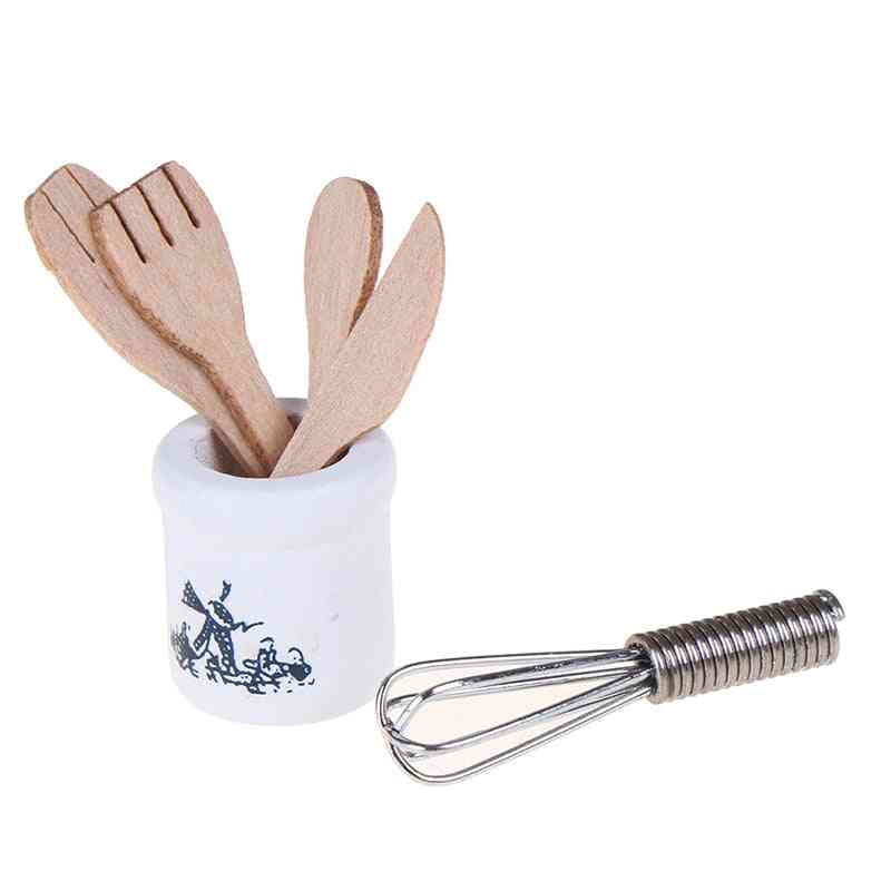 Ensemble de bocaux en métal avec couteau et fourchette en bois