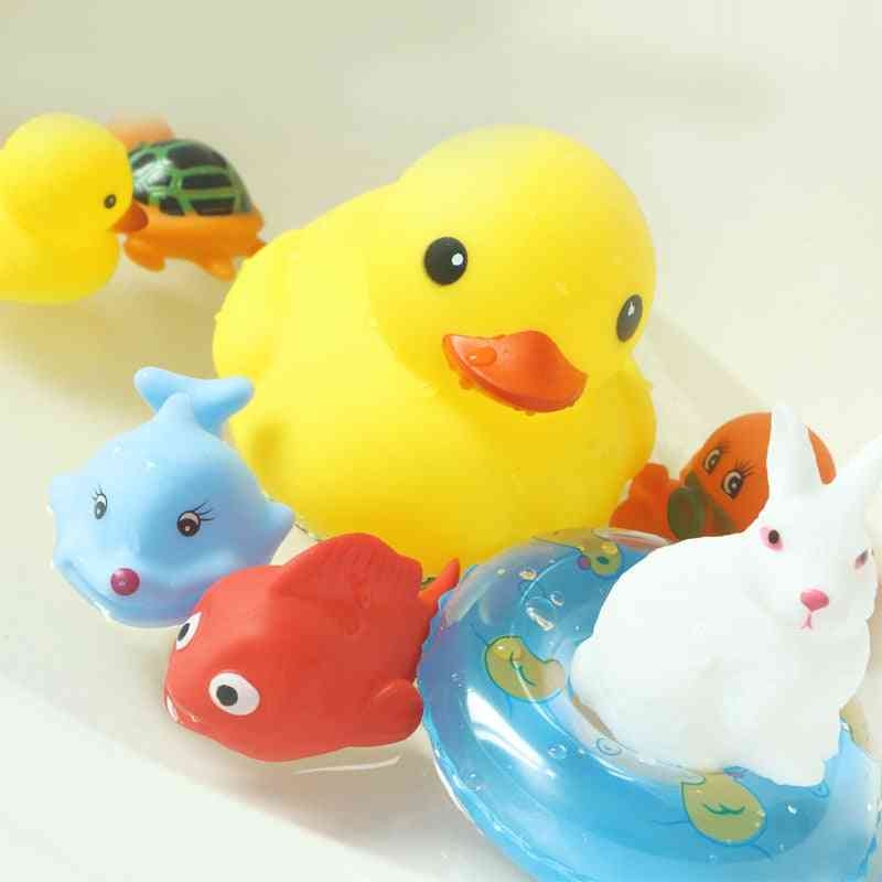 állatok úszni vízi játékokat gyerekeknek - mini, színes, puha lebegő kacsa szorító hanggal