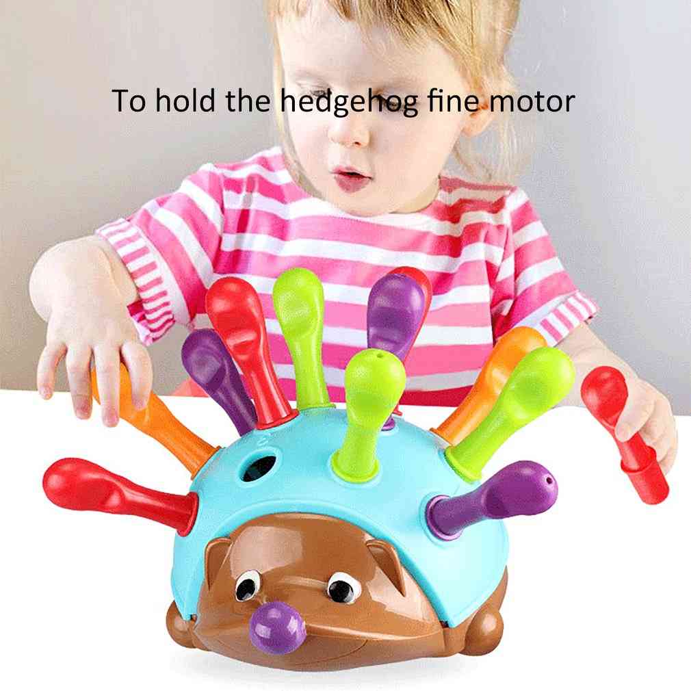 A gyermekek finom motoros kéz-szem koordinációs küzdelemre összpontosító edzése betette a sündisznó baba oktatási játékot