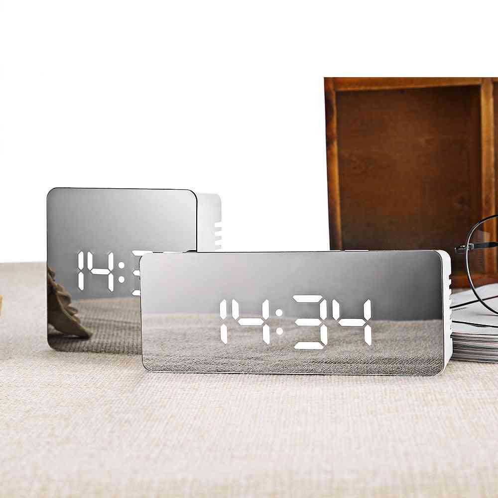 Oglindă precum ledul digital cu ceas cu alarmă - ora electronică și afișajul temperaturii