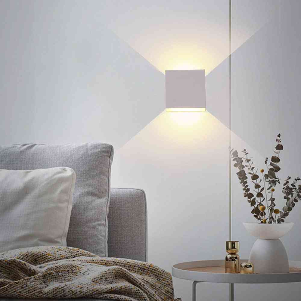 Applique da parete a led in alluminio, lampada quadrata con progetto ferroviario per la decorazione della parete della camera da letto