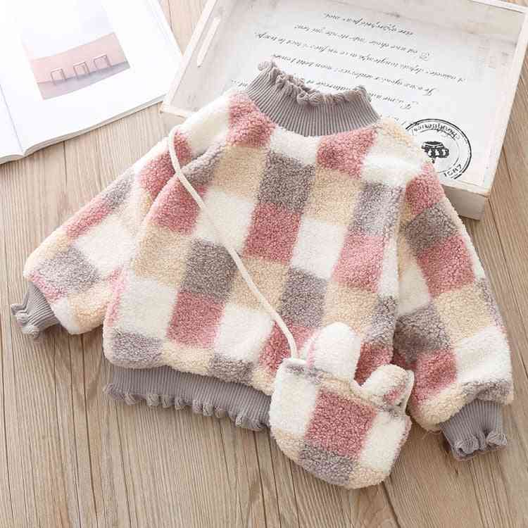 Model cu bile, pulover de lână cu țesătură
