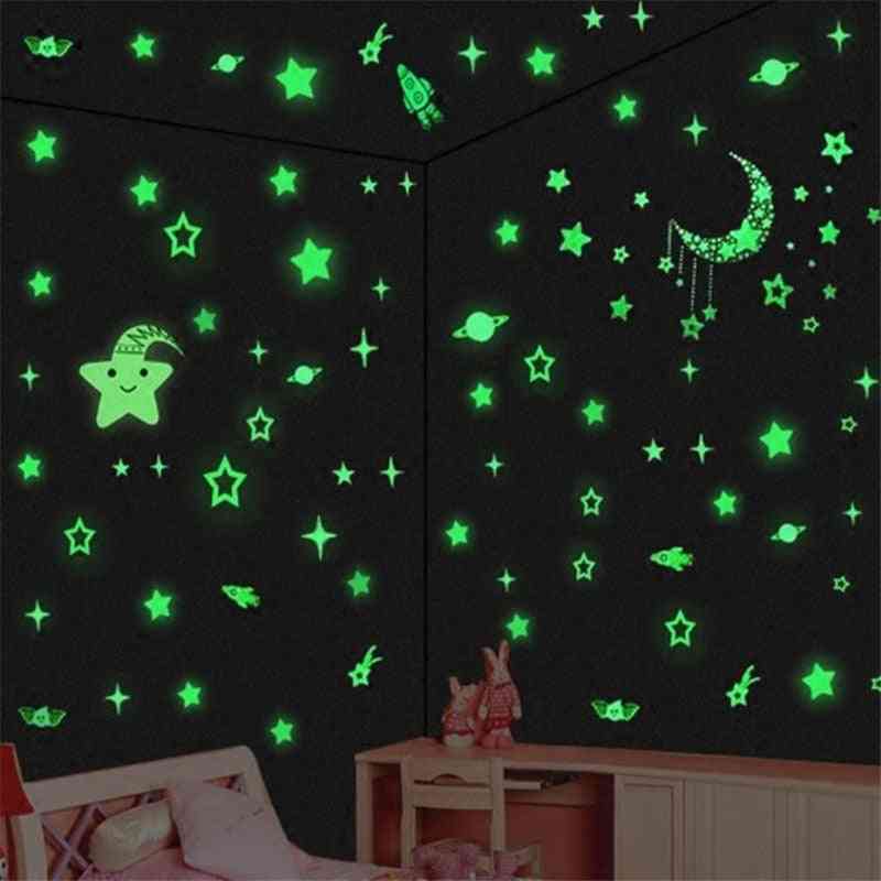 Naljepnice zviježđa svijetle u mračnoj igrački, fluorescentna slika