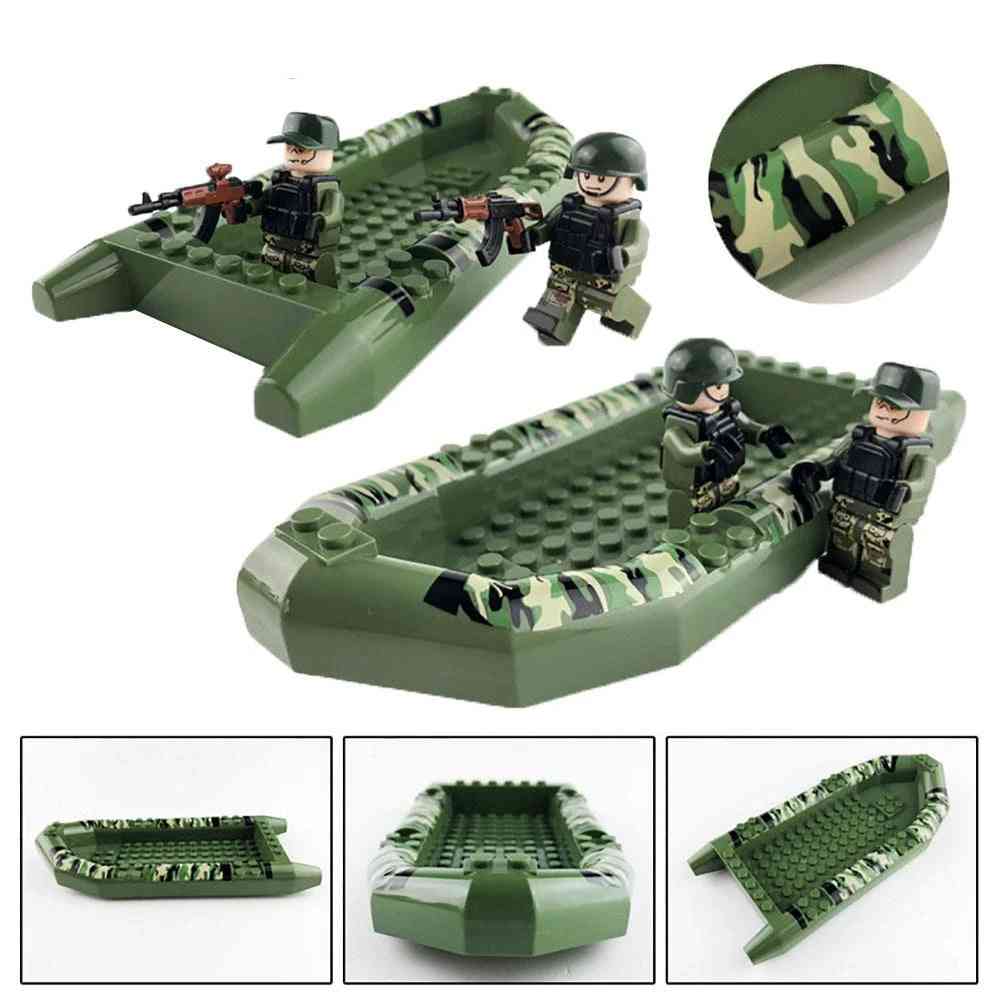 Soldato delle forze speciali con il giocattolo di blocchi di costruzione di armi