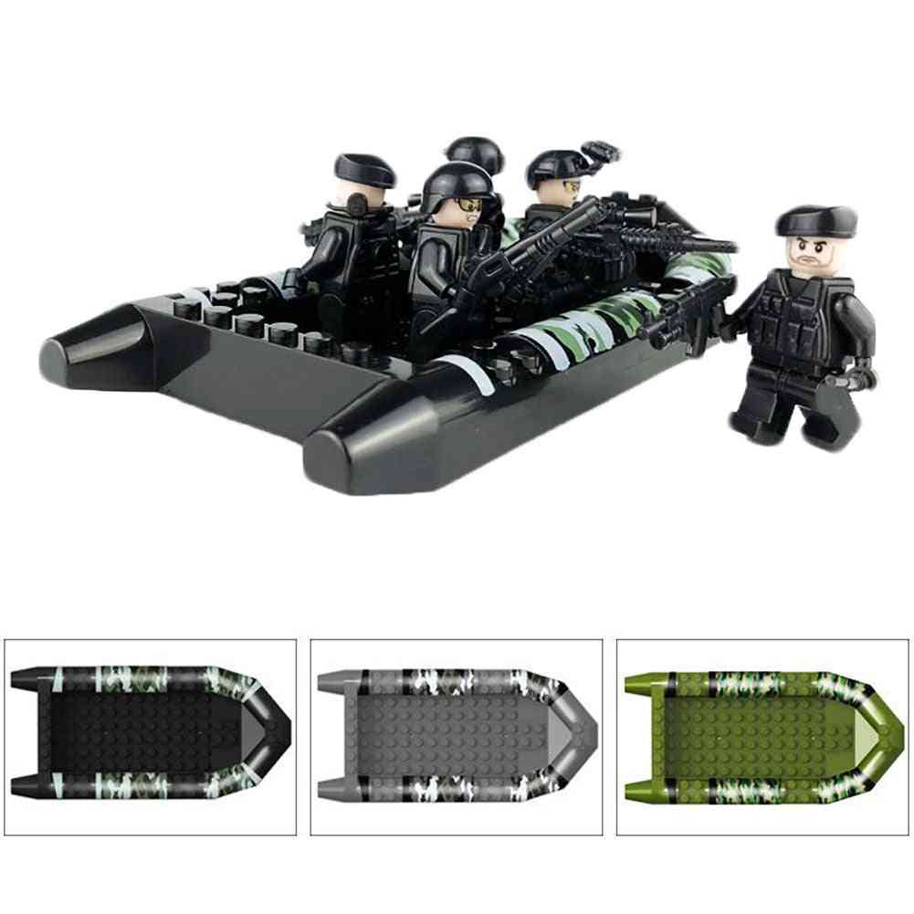 Special Forces soldaat met speelgoed bouwstenen voor wapens