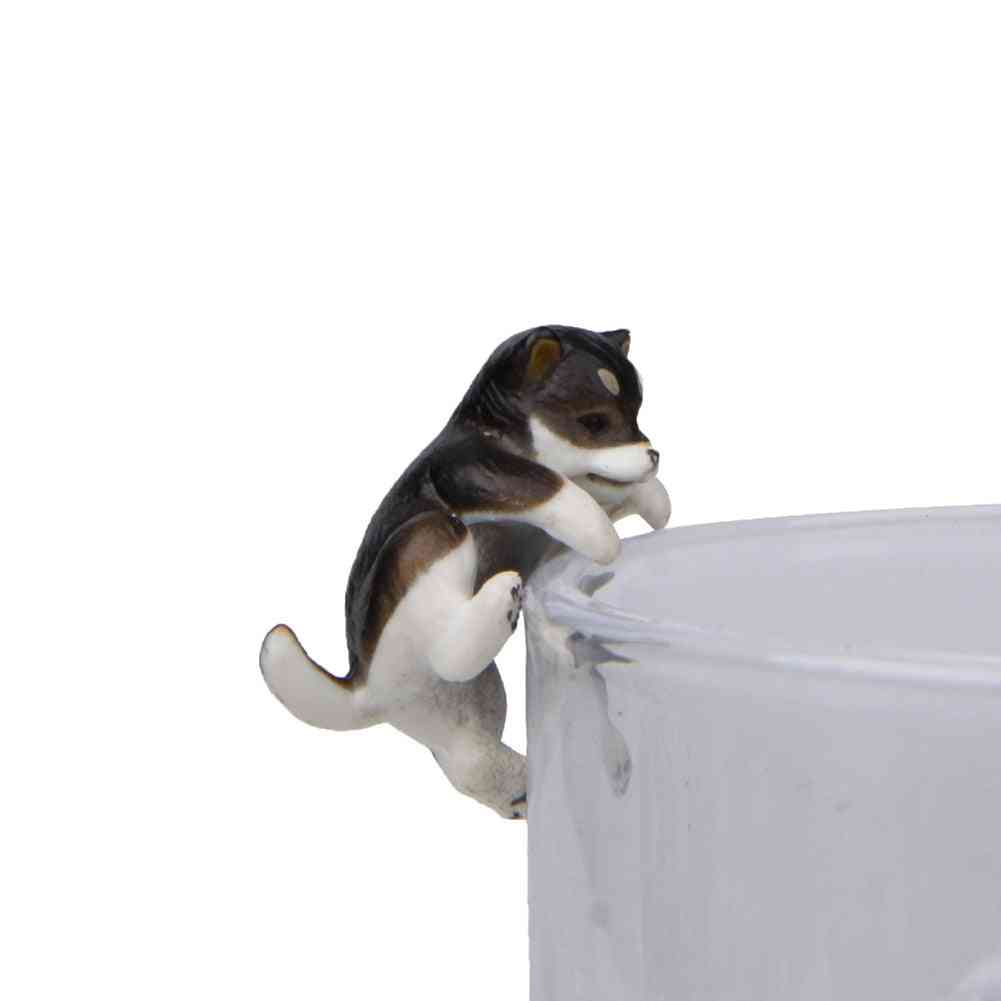 Oblik mini psa koji visi na ukrasu šalice