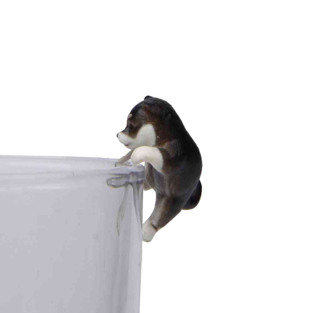 Oblika mini psa, ki visi na okrasku vrčka