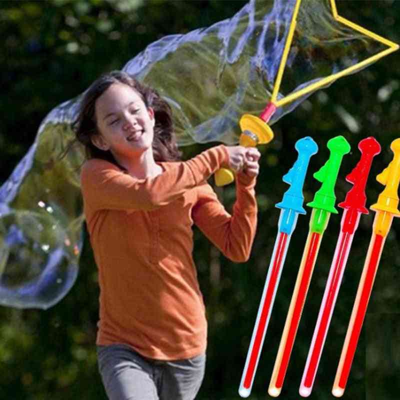 Juguetes al aire libre ametralladora de burbujas largas, barras de barra sin agua, forma de espada occidental para jabón para niños