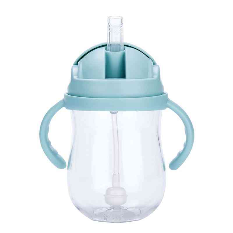 Bebé recién nacido bebe vasos botellas de agua bebiendo vasito con paja copo