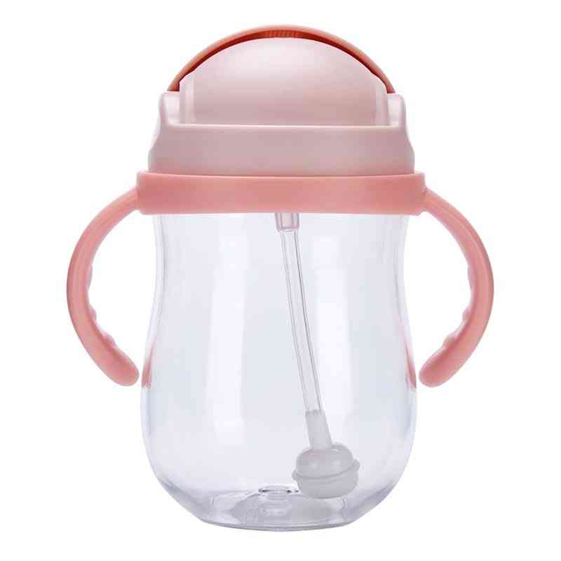 Bebé recién nacido bebe vasos botellas de agua bebiendo vasito con paja copo