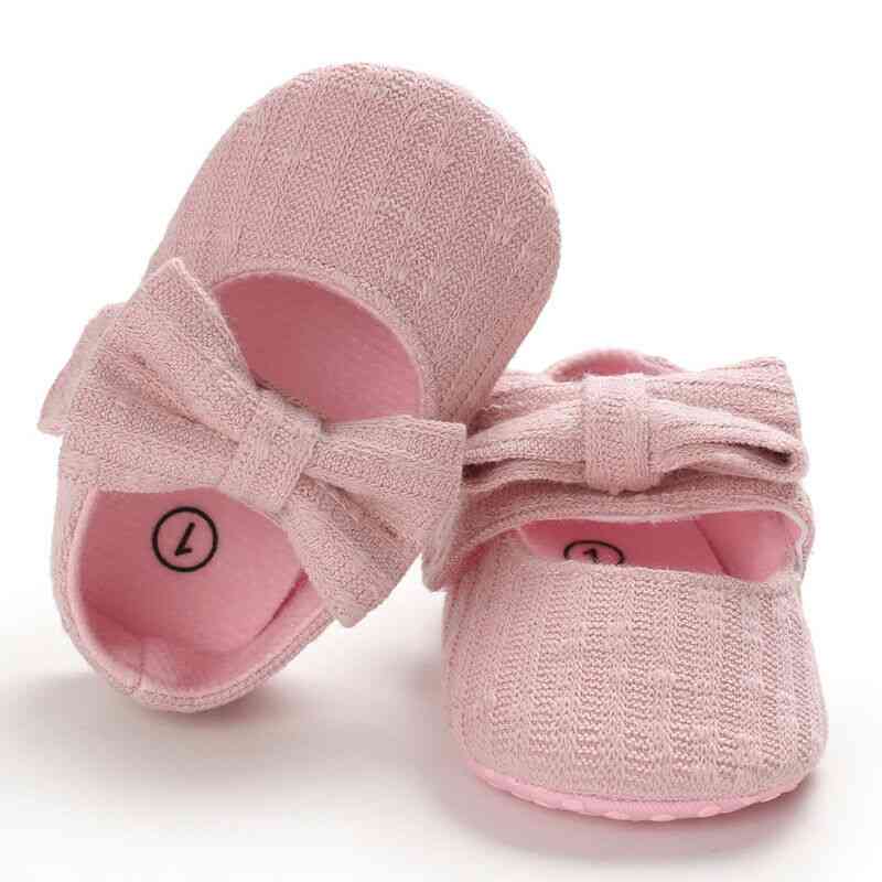 I primi camminatori del bambino che coprono le scarpe del bambino, le scarpe morbide solide di bowknot della principessa delle neonate