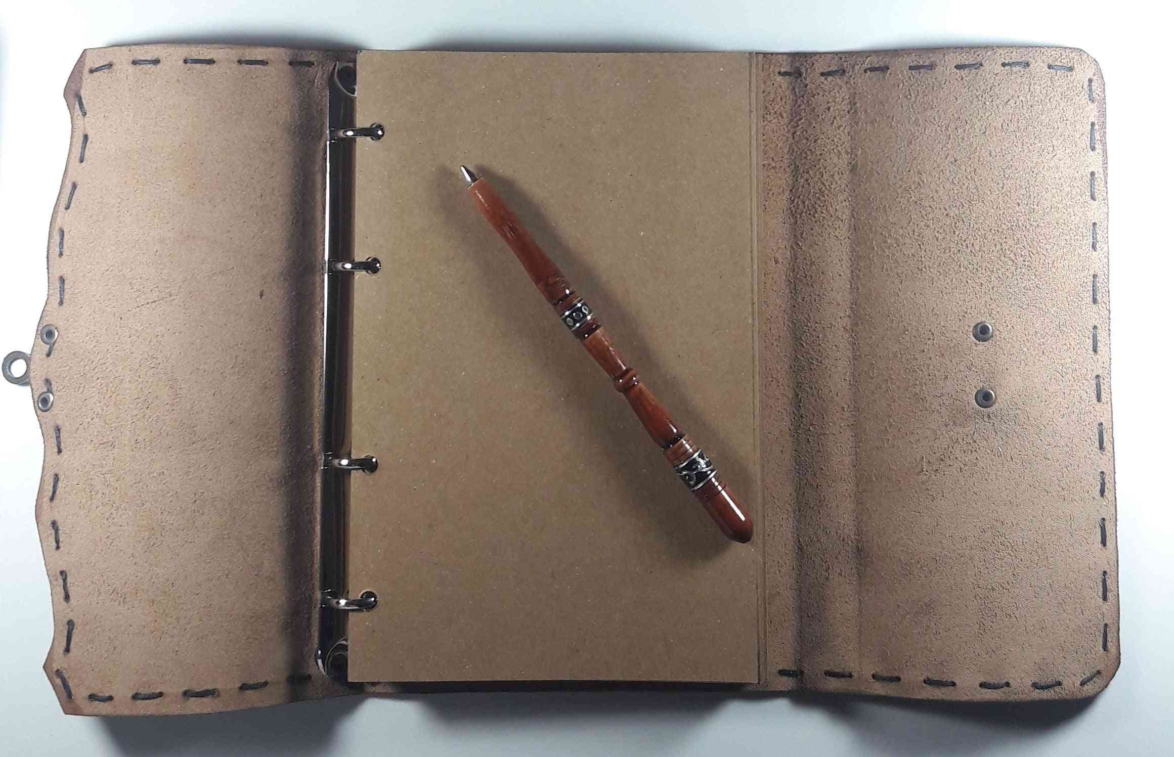 Handgjord anteckningsbok i äkta läder