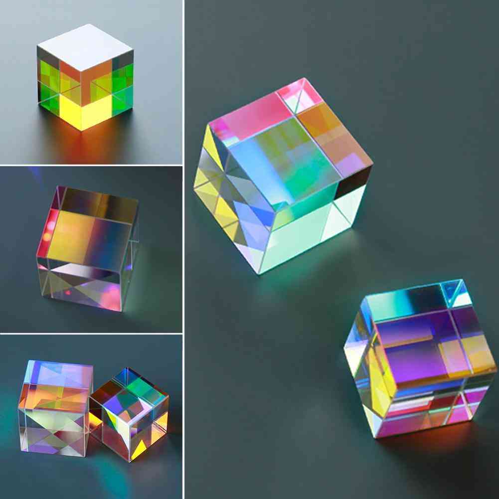 Combinați divizarea fasciculului de vitralii cub, prisma luminii puternice pe șase fețe