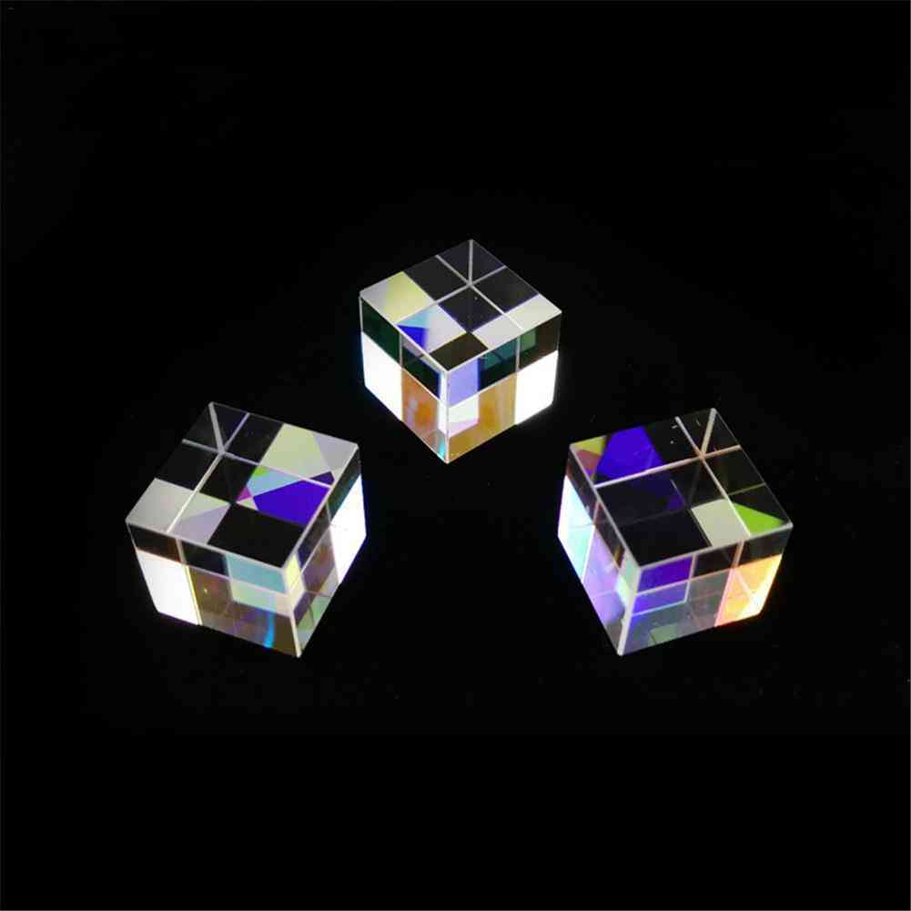Combinați divizarea fasciculului de vitralii cub, prisma luminii puternice pe șase fețe
