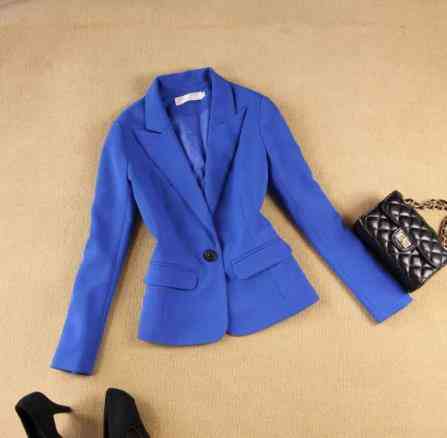 Vrouwelijke professionele kantoorblazer, slank jasje, broek