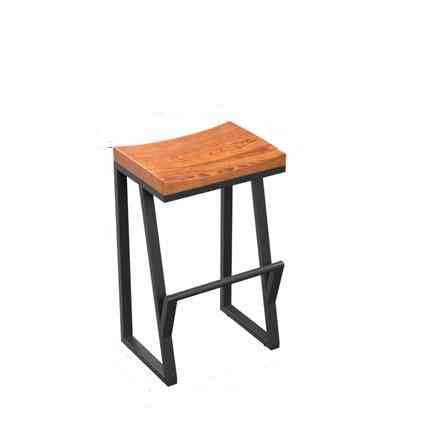 Barstol med høy avføring, kaffestoler foran