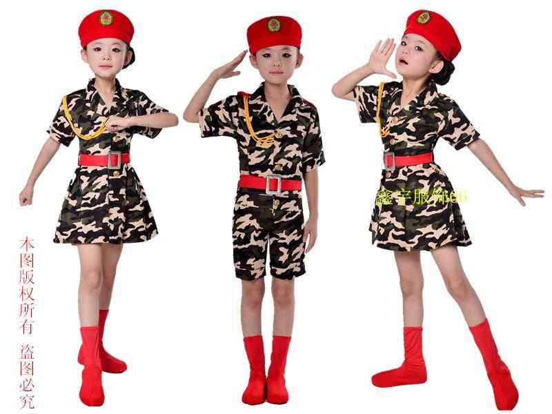 Maskovací tanec, kostýmy vojenské uniformy