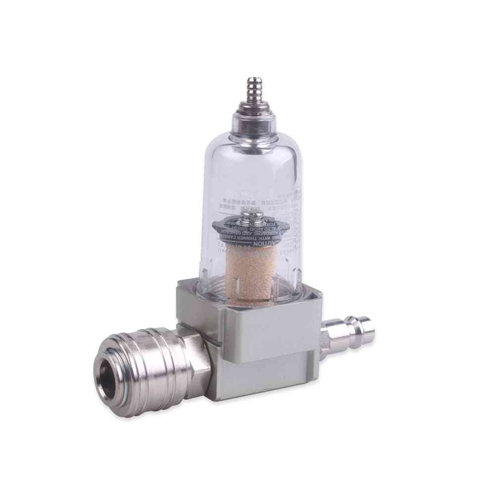 Kompresor s regulátorom tlaku v pneumatickom filtri