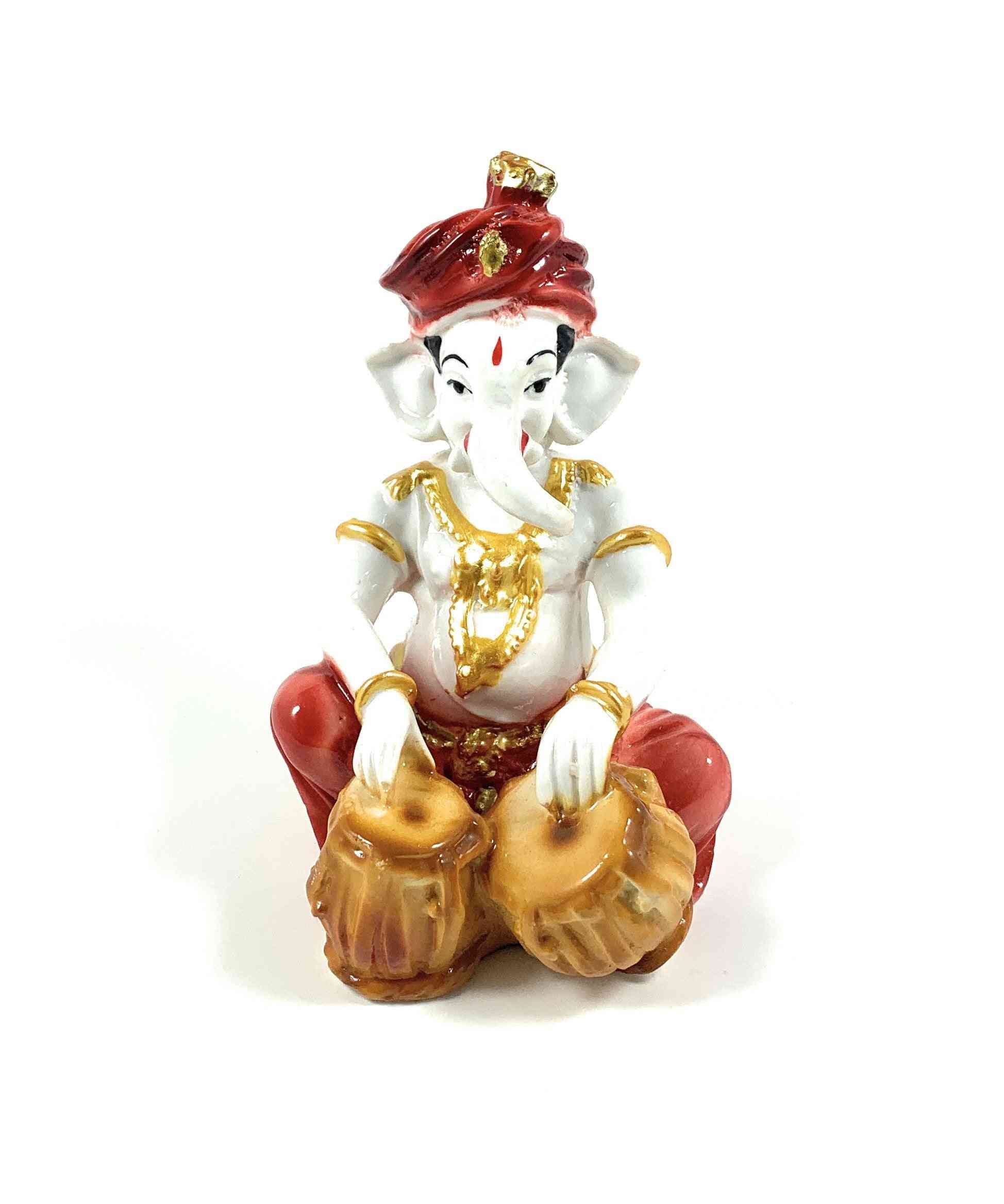 Lord ganesha hrající figurku tabla