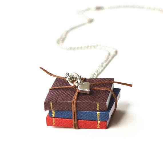 Miniaturní náhrdelník s přívěskem na knihu