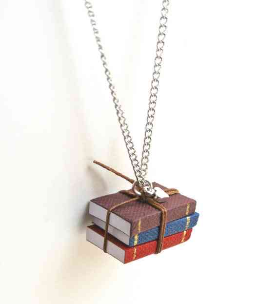 Miniaturní náhrdelník s přívěskem na knihu