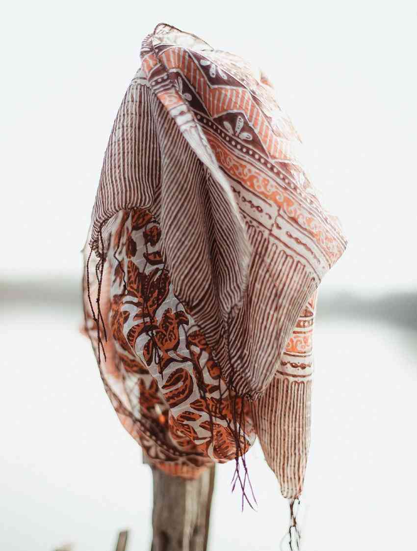 Eșarfă batik din mătase ștampilată manual
