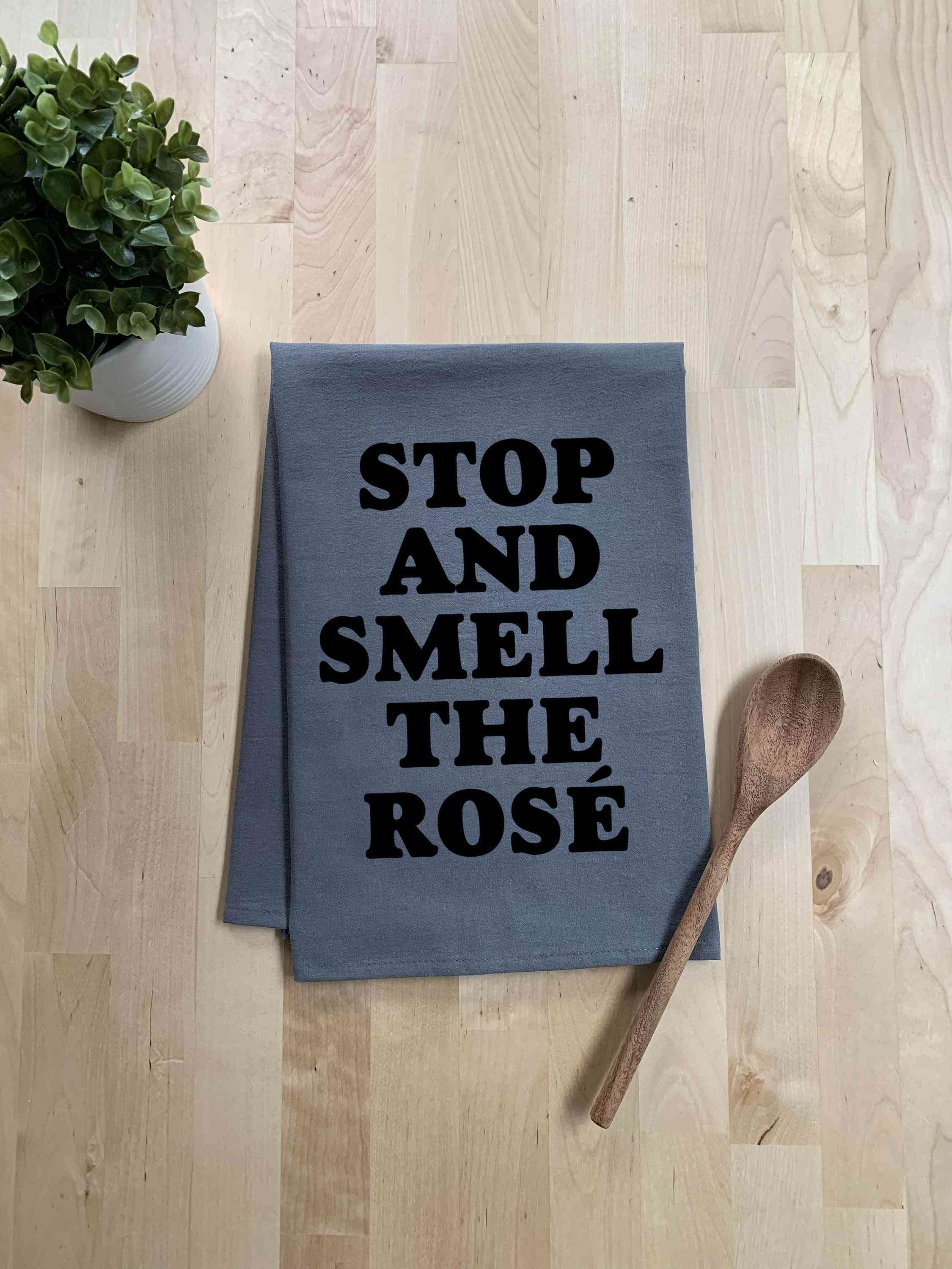 спрете и помиришете отпечатаната с роза кърпа за съдове