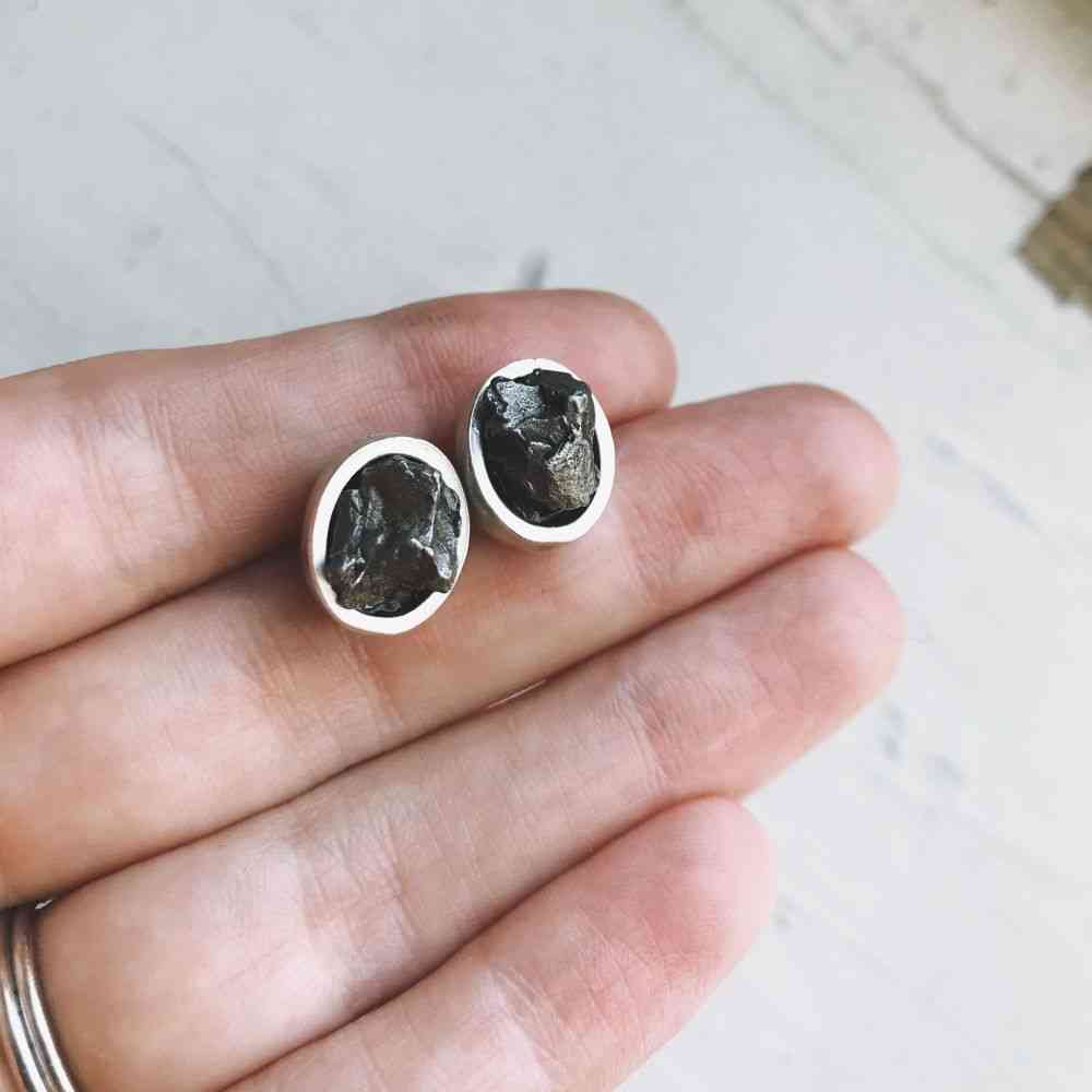 Piccoli orecchini a bottone con meteorite grezzo