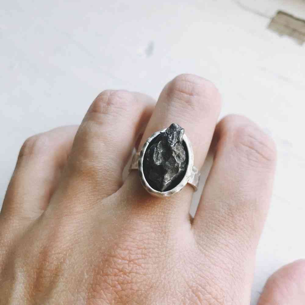Anillo de meteorito crudo ovalado en anillo de plata