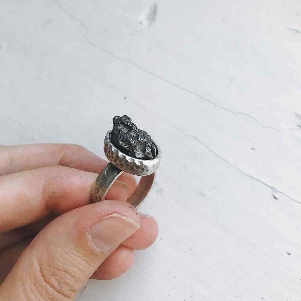 Anillo de meteorito crudo ovalado en anillo de plata