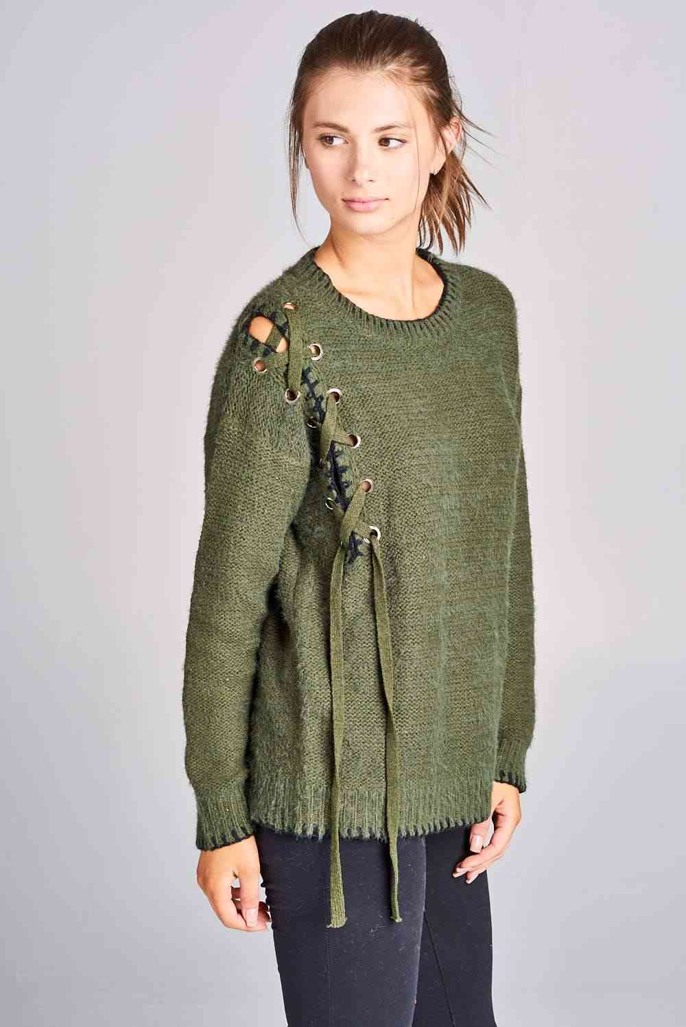 плетен пуловер с врат с детайл от плитка