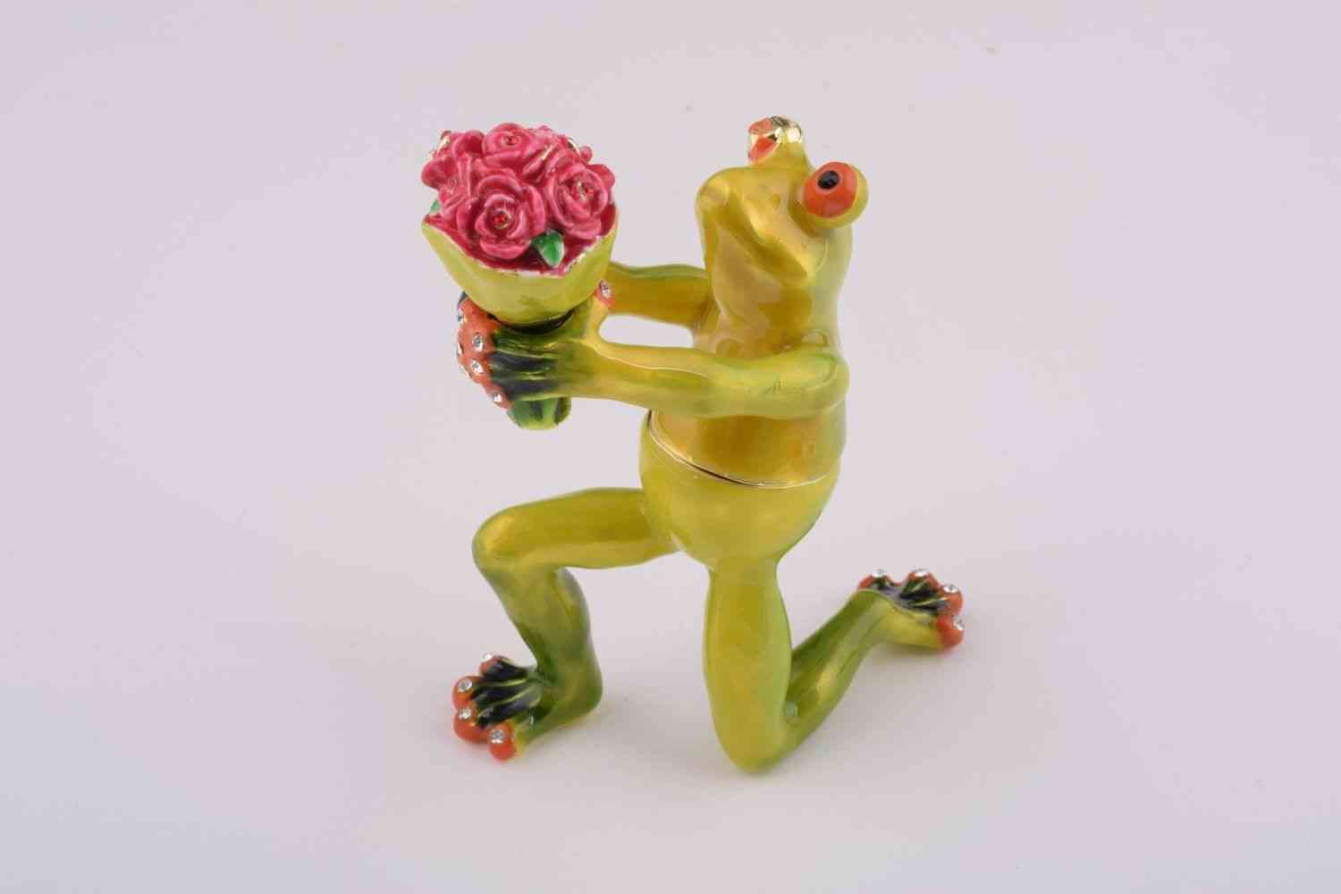Romantična žaba z rožami v škatli z nakitom