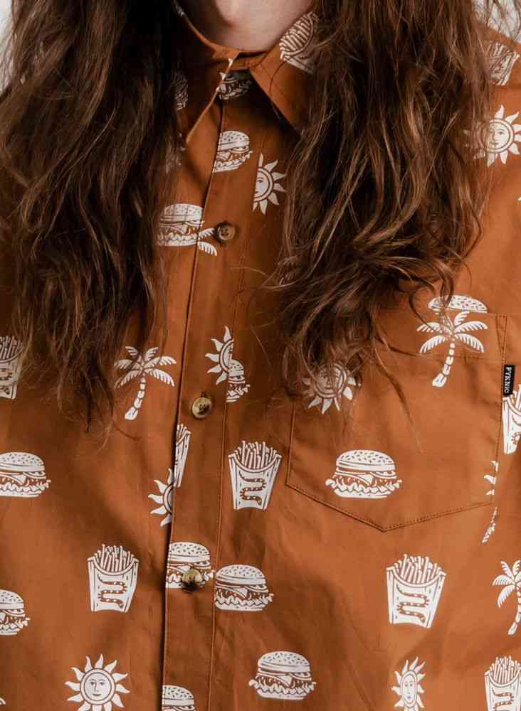 чийзбургери, пържени картофи, риза с палмово дърво и слънце