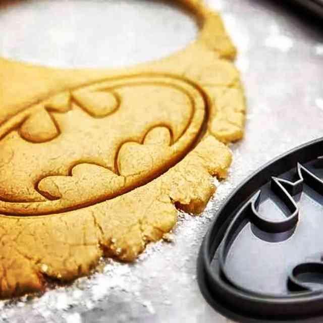 Batman-logo evästeiden leikkuri