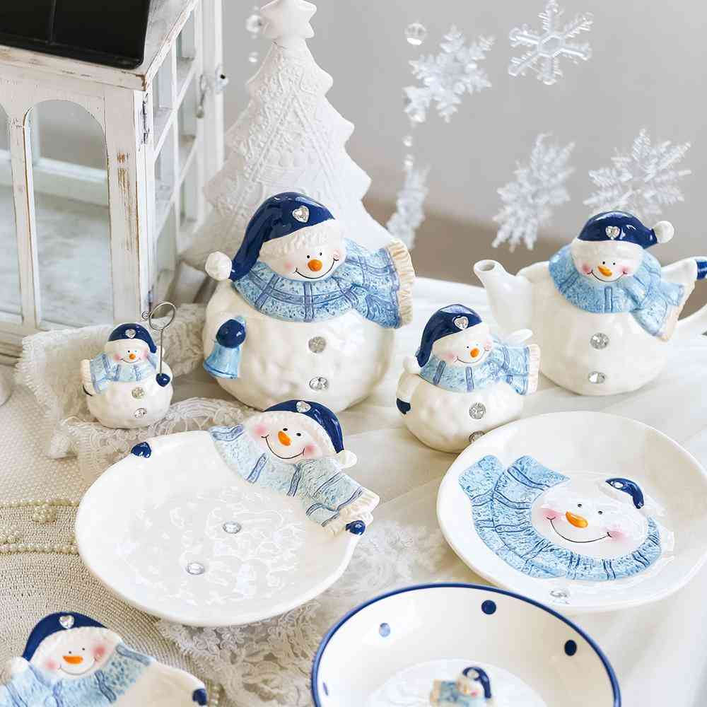 Weihnachtliche Keramik-Ornamente und Schneemanngeschirr