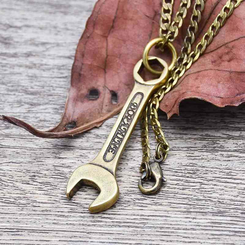 Ogrlica iz medeninastega ključa