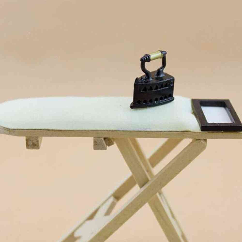 Miniatuur strijkijzer met strijkplank, poppenhuis