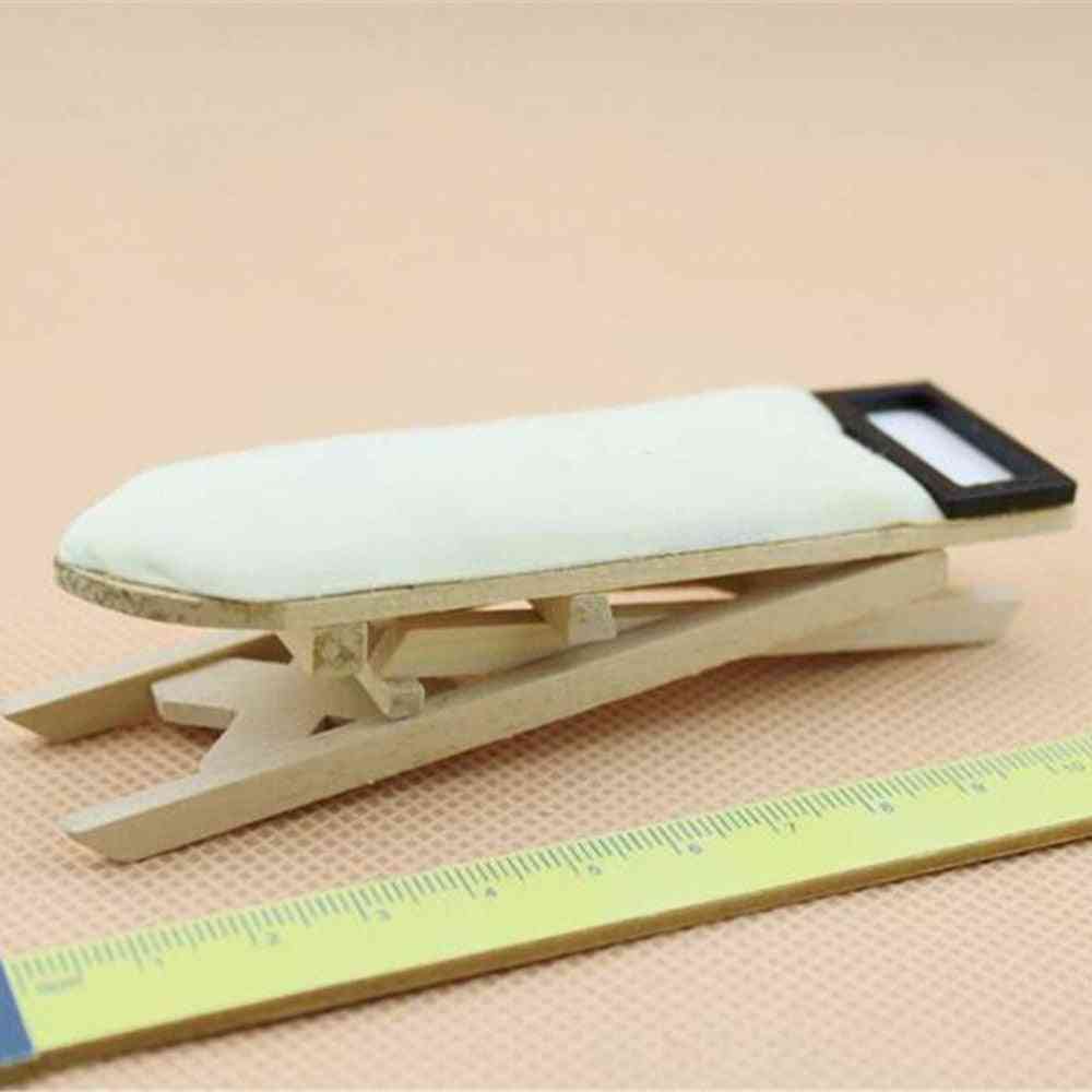 Miniatuur strijkijzer met strijkplank, poppenhuis
