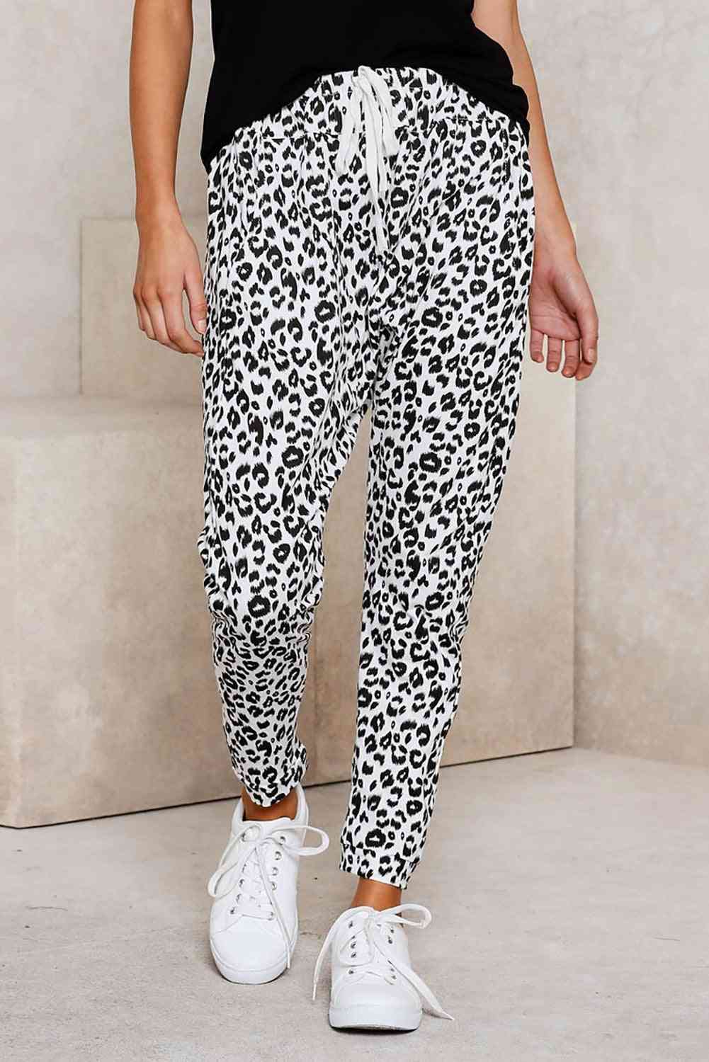 Pantalones casuales ajustados con estampado de leopardo blanco
