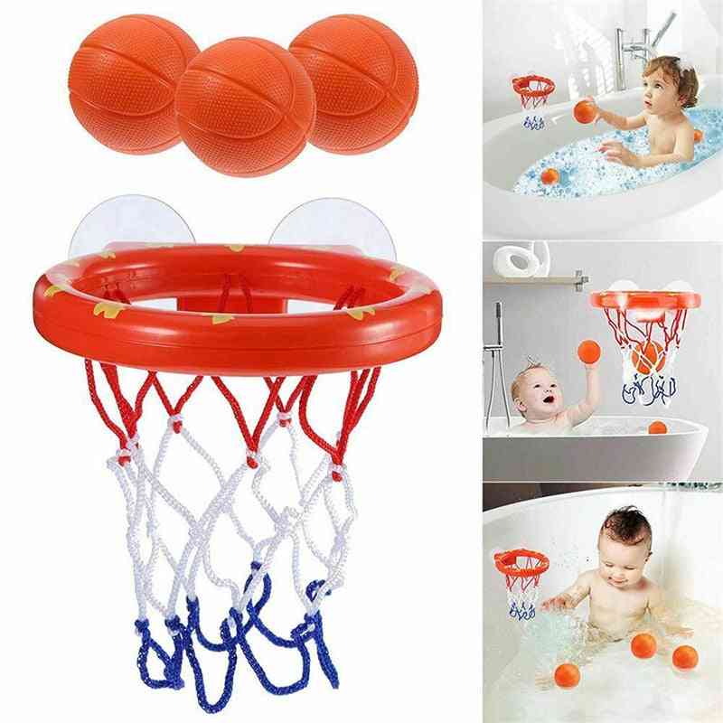 Toddler boy badkar, skytte basketkorgen med bollar vatten leksak