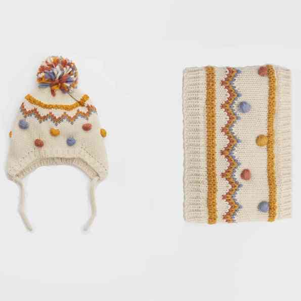 Crochet à la main d'hiver, pompon coloré tricoté, bonnet et écharpe tricotée