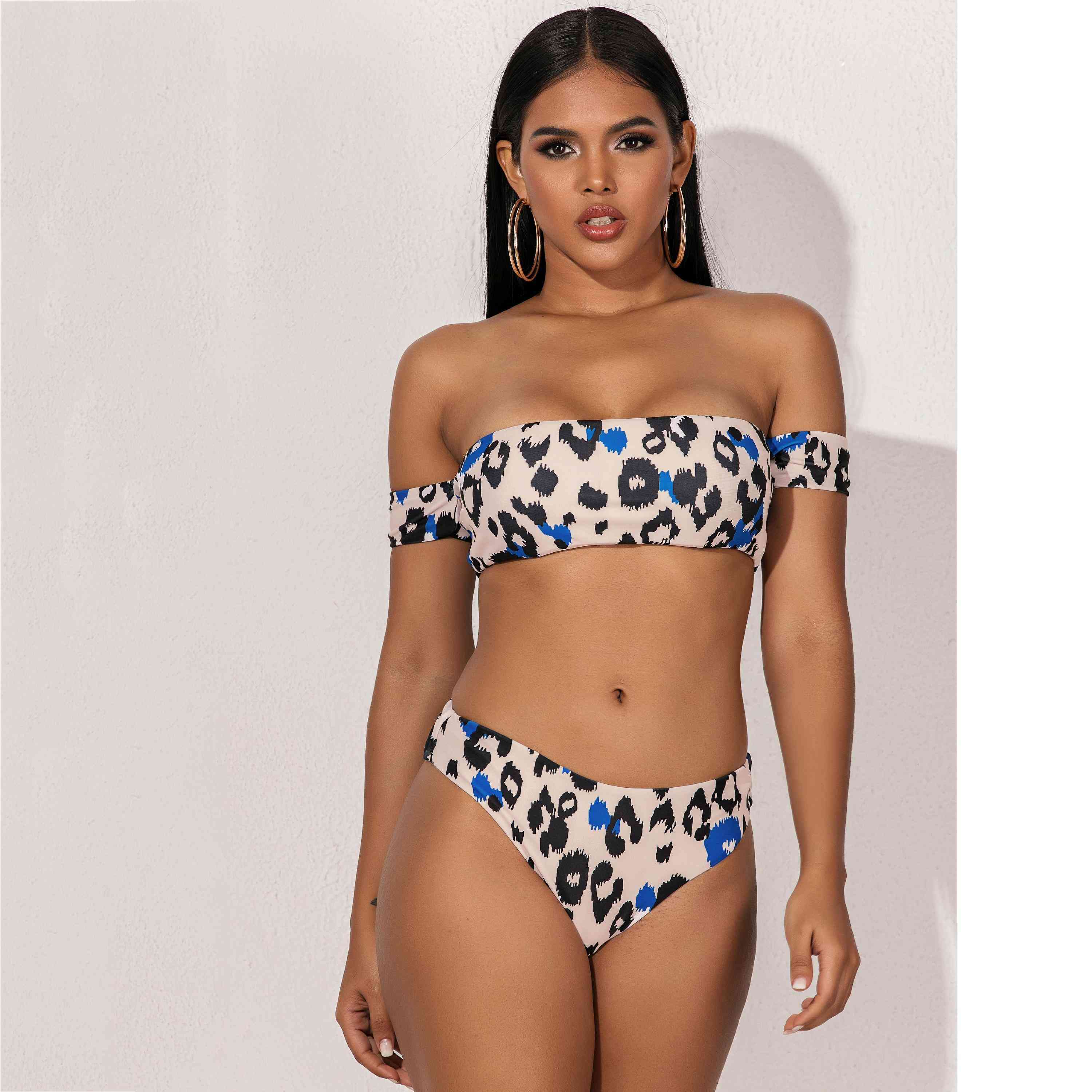 Kvinnors off -axel, leopardmönstrad bikini