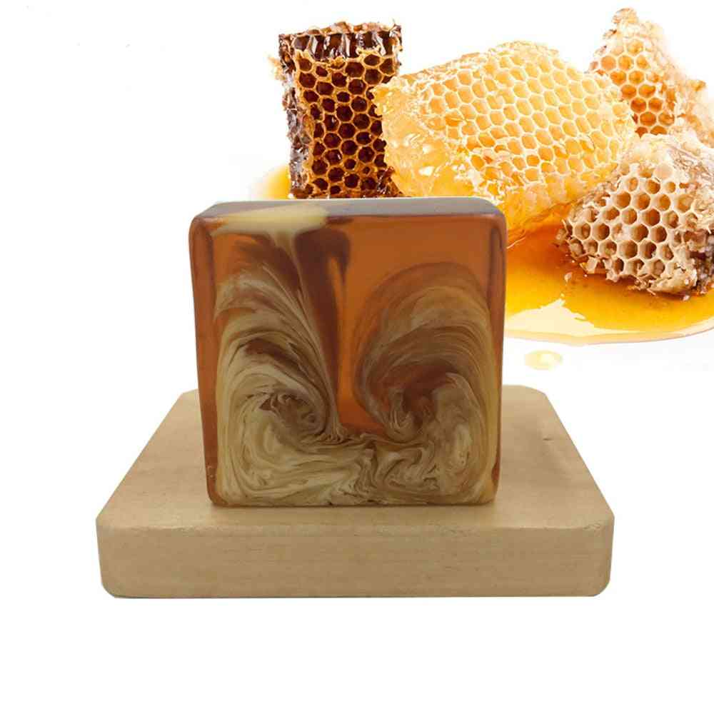 Ručně vyráběné přírodní mýdlo do koupele s medovým mlékem