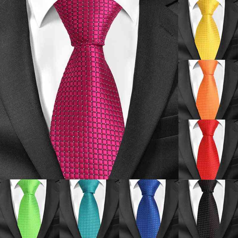 Klasické kárované kravaty za krk