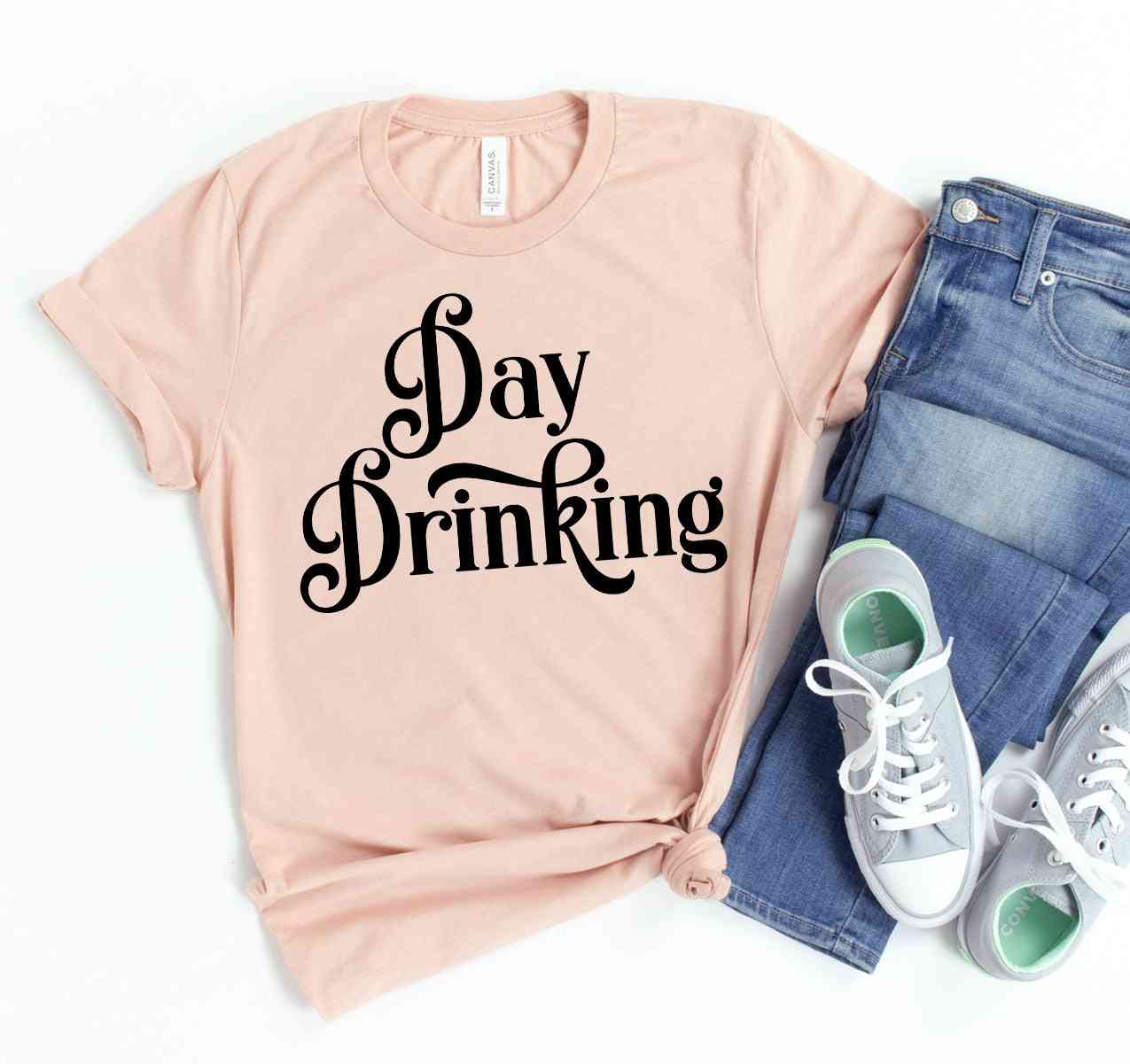 T-shirt con stampa stampata per bere il giorno