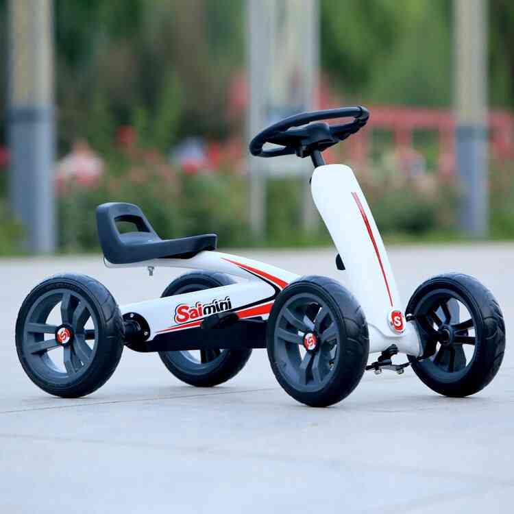 Go kart a pedali a 4 ruote per bambini che cavalcano su un giocattolo