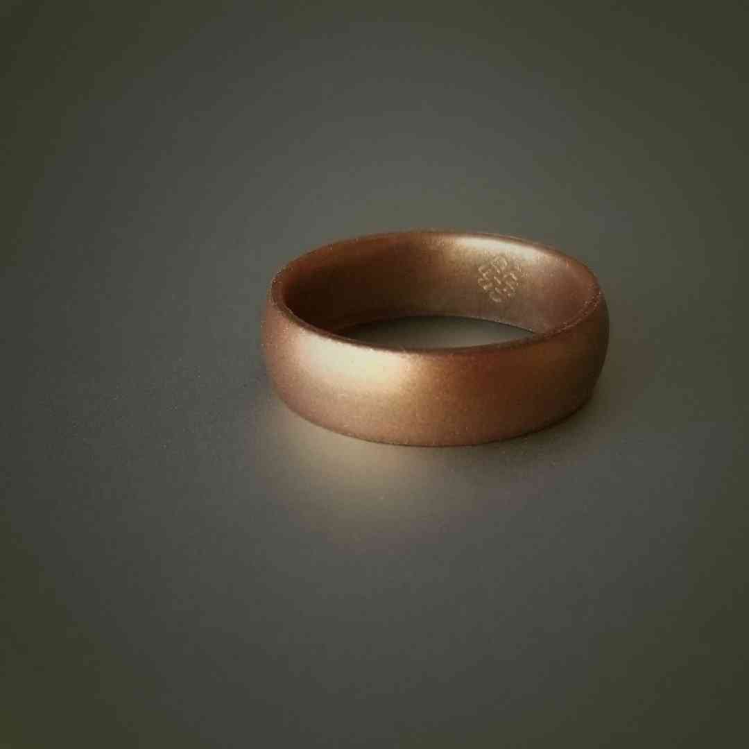 Oro antico traspirante, anello in silicone e donna