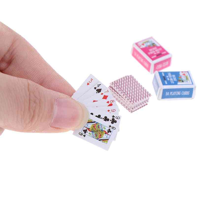 Miniatúrna pokerová hracia karta pre bábiky